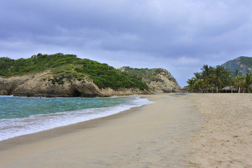Fototapeta na wymiar Vista de mar y playa 