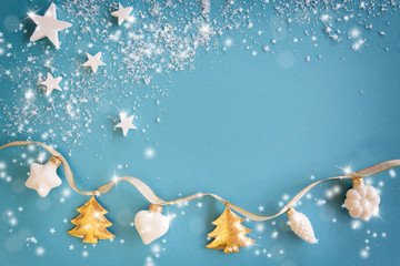 Weihnachtsdekoration und Sterne auf blauem Hintergrund