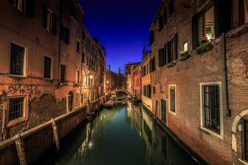 Fototapeta na wymiar Common view of Venice by night from a bridge
