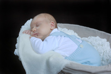 Bébé garçon nouveau-né dort dans un panier © Irena Begusic