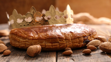 epiphany cake with crown