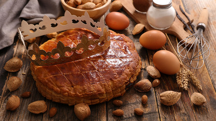 epiphany cake with crown