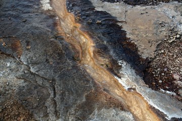 Aguas geotermales del valle de los géiseres Haukadalur en Islandia.