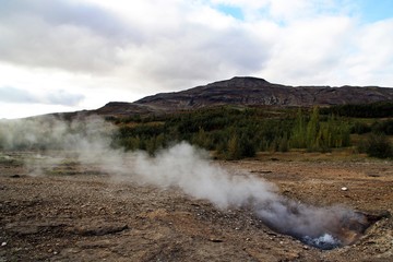 Fumarola de aguas geotermales del valle de los géiseres Haukadalur en Islandia.