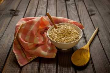 Saludables copos de avena en un bol