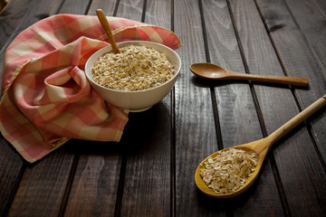 Bol con copos de avena en una mesa rústica 