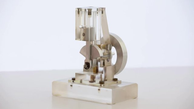 Motor Modell aus Plexiglas dreht sich