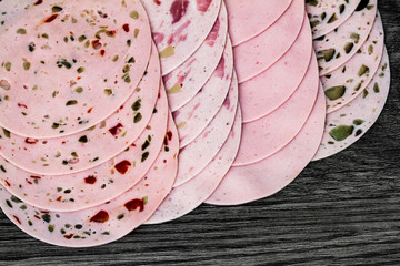 Wurstspezialitäten auf einem Holzbrett