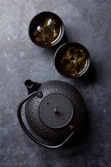 Obraz na płótnie Canvas Green tea cups and teapot