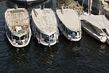 Fototapeta premium Barcos de pasajeros en el río Nilo, Egipto.