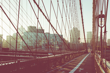 Naklejka premium Vintage Color View z Brooklyn Bridge ze szczegółami dźwigarów i kabli nośnych, Manhattan City Skyline at Sunrise, Nowy Jork, Nowy Jork, USA