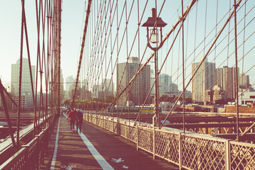 Naklejka premium Widok kolor Vintage Bridge Brooklyn ze szczegółami dźwigarów i kabli pomocniczych, Manhattan City Skyline at Sunrise, Nowy Jork, Nowy Jork, USA