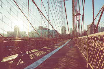 Fototapeta premium Vintage Color View z Brooklyn Bridge ze szczegółami dźwigarów i kabli nośnych, Manhattan City Skyline at Sunrise, Nowy Jork, Nowy Jork, USA
