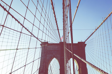 Fototapeta premium Vintage Color View z Brooklyn Bridge ze szczegółami dźwigarów i kabli nośnych, Manhattan City Skyline at Sunrise, Nowy Jork, Nowy Jork, USA