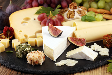 Cheese platter with different cheese and grapes.