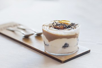 Dessert cup stracciatella ice cream and caramel.