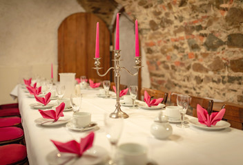 festlich gedeckte Tafel in historischem Raum