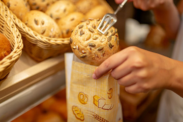 Vollkornbrötchen wird eingepackt