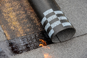Preheating the edges of the roofing material.