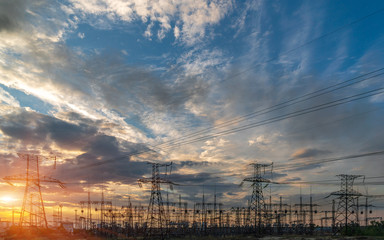 Obraz premium distribution electric substation with power lines, at sunset