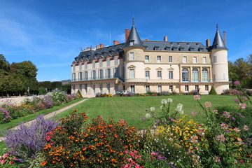 Château et jardin de Rambouillet, avec des fleurs, en été (France) - obrazy, fototapety, plakaty