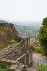 Fototapeta premium Blick ins Tal von einer Burg Ruine