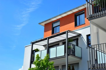 Verglaste Metall-Balkone  eines modernen Mehrfamilienhauses