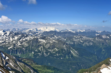 Fototapeta na wymiar Kitzsteinhorn Gipfel Welt 3000 Austria top view in summer with snow Mountain.and Cloud ..Travel in Salzburg Austria.