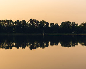 Fototapeta na wymiar Sonnenaufgang am Seddiner See mit Blick auf ein Boot