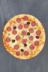 Pizza Pepperoni Peperoni Salami Hochformat von oben Schieferplatte