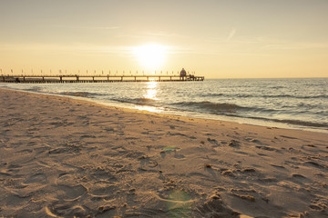 An der Ostsee mit Hochseeanlegestelle im Sonnenuntergang