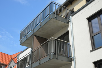 Metall-Balkone am Dachgeschoss eines modernen Wohnhauses