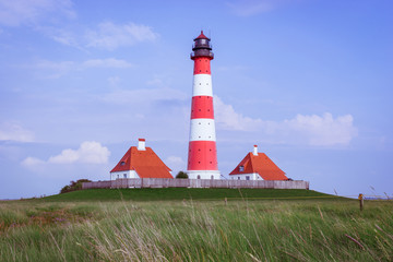 Fototapeta na wymiar Leuchtturm an der Nordseeküste