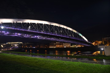 Kraków, noc, kładka bernatka, most rowerowy, rzeka wisła