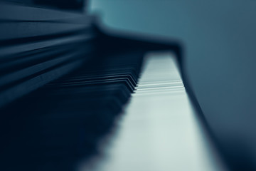 Фон фортепианной клавиатуры с избирательным фокусом....