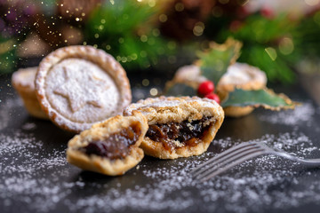 Traditionelle, Britische Mince Pies zur Weihnachtszeit auf schwarzem Schiefer - Powered by Adobe