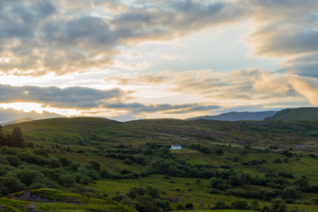 Einsames Haus in irischer Landschaft Lonely House in irish Landscape