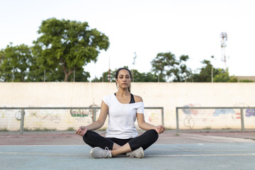 Joven chica practicando deporte.