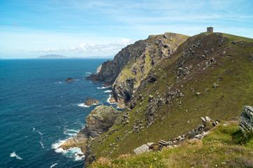 Obraz premium Rugged cliffs and rock formation with sea and horizon as background
