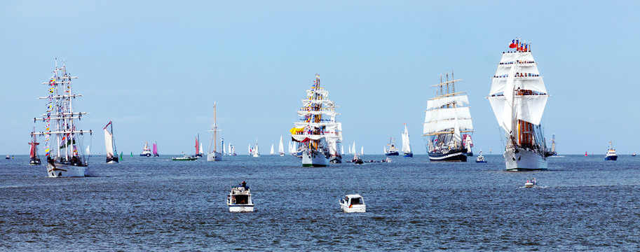 Einlaufparade der Großsegler und Segelschiffe zur Sail in Bremerhaven an der Nordseeküste, Großveranstaltung in Norddeutschland