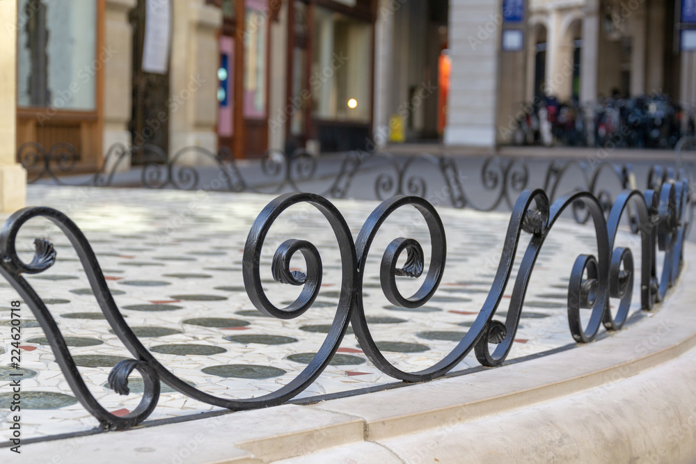 Wall mural rue parisienne volute metal