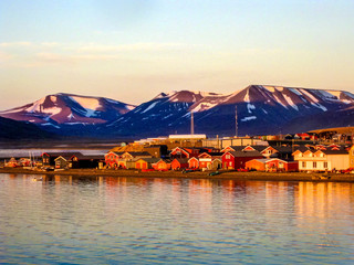 Midnight sun on the Longyearbyen waterfront in Svalbard in the Norwegian arctic - obrazy, fototapety, plakaty