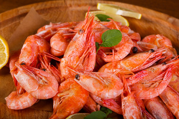 Boiled shrimps with lemon