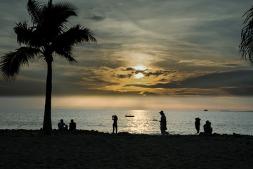 Las personas se mueven al atardecer.