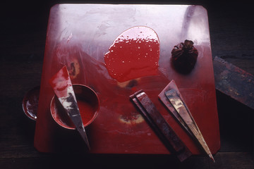 伝統工芸の堆朱、色漆を混ぜ合わせるパレット、漆台