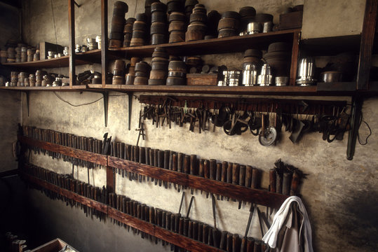 伝統工芸の錫器、作業場の壁にかかった道具