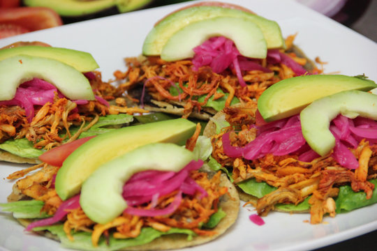 Panuchos de cochinita