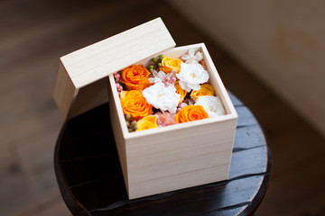 箱に入ったオレンジのプリザーブドフラワー