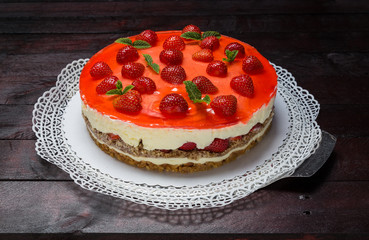 Erdbeer-Frischkäse Torte auf Mahagoni Holzuntergrund