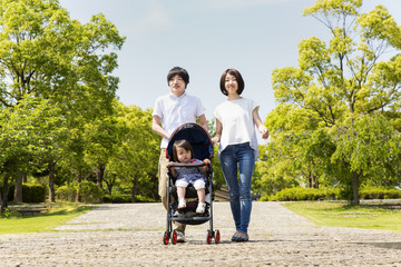 青空をバックに芝生の公園で幼い女の子と手を繋ぐ若い夫婦 幸せ 家族 親子 愛 絆イメージ Wall Mural Chikala 青空をバックに芝生の公園で幼い女の子と手を繋ぐ若い夫婦 幸せ 家族 親子 愛 絆イメージ Wall Mural Chikala